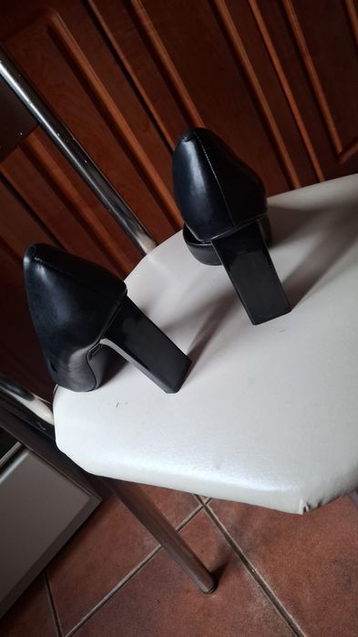 Vând ghetuțe și pantofi din piele naturală Aldo și pantofi Flavia