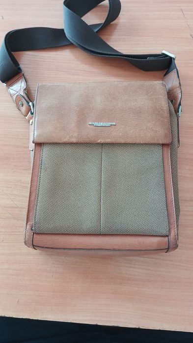Turi :Messenger bag Model: ALFRED DUNHILL esta blished 1893