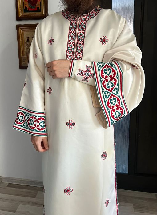 Vesmant brodat bisericesc de Diacon cu motive brancovenesti