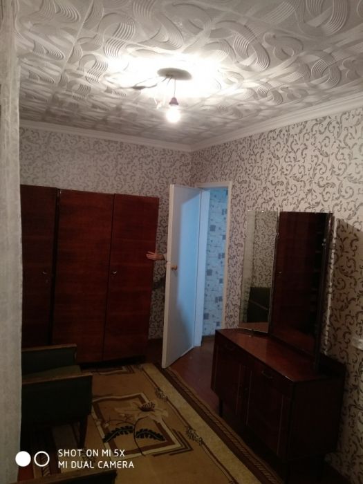 Продам спутник2 3ком 1этаж 2этажки среднее состояние дерево двух подез