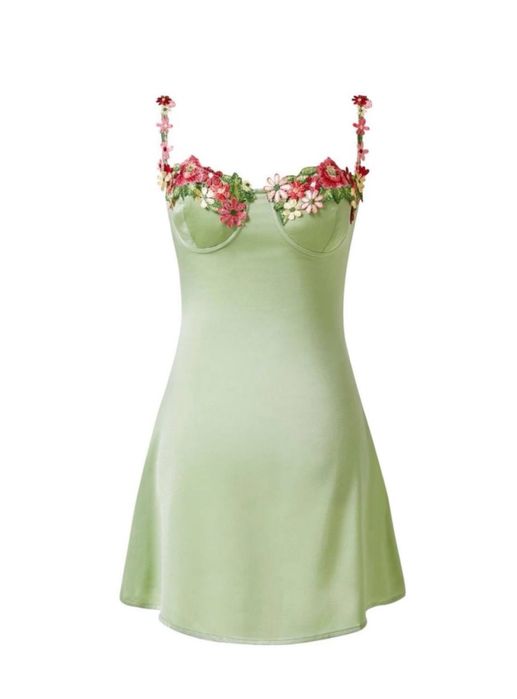 Платье новое с цветочной вышивкой