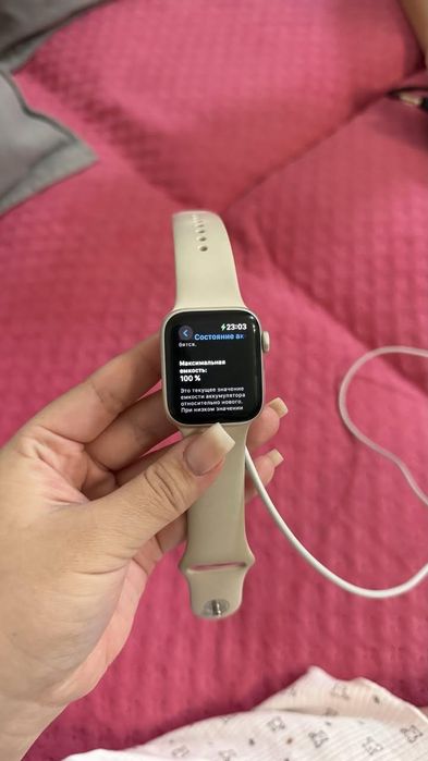 Продаю Apple Watch SE 40мм в бежевом цвете.