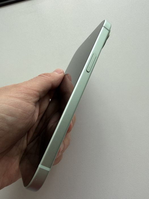 iPhone 15 green / 128GB / Много запазен, отключен към всички оператори
