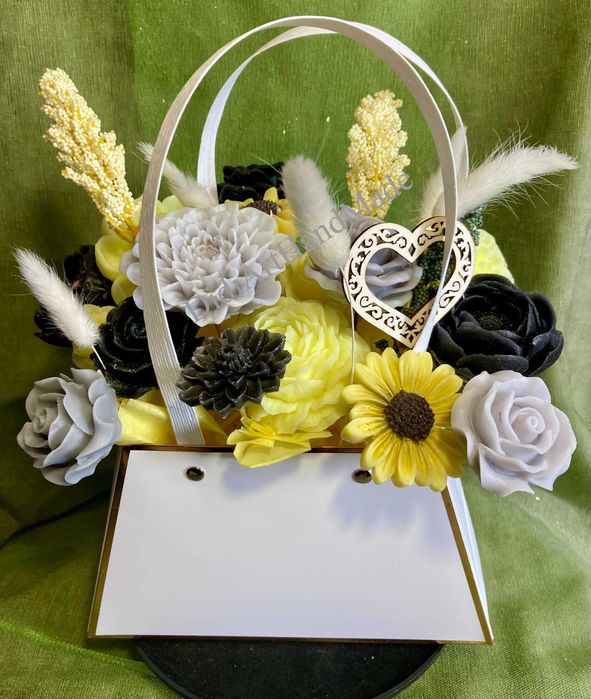 Луксозен букет от цветя от соеви свещи – ръчна изработка