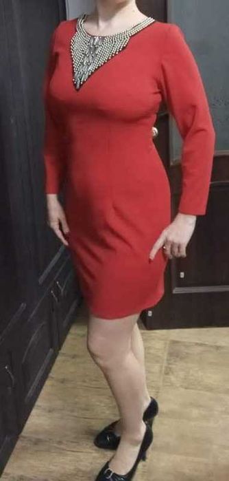 Праздничное красное платье