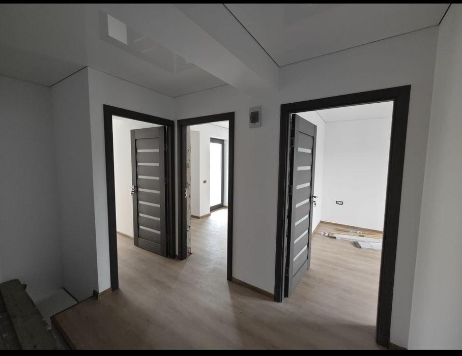 Preț cu TVA inclus Vila  garaj + beci+magazie),parter + etaj zona cent