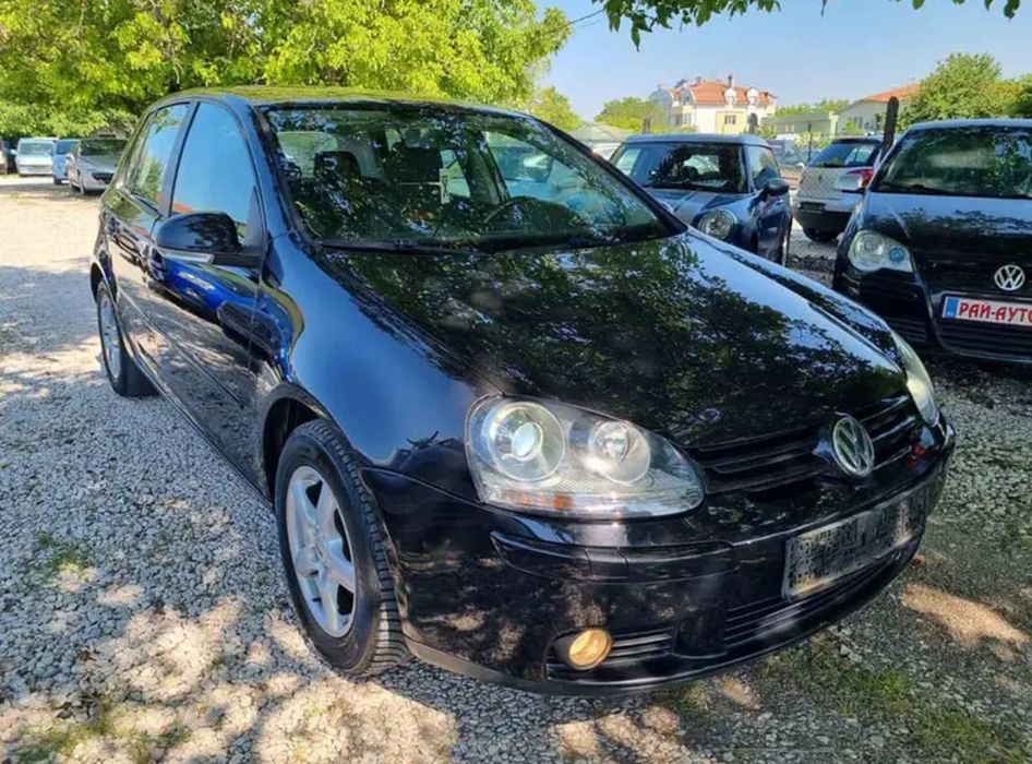 Продавам ВСЯКАКВИ части за Голф 5, имам над 10 голфа с различни двигат