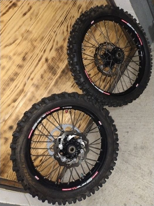 Vând set roti KTM  enduro/cross
Nu fac schimb nu vand separat 
Preț 2550 lei 
Mai ofer încă o guma de spate ca noua 
Detalii la Nr tel afișat în anunț