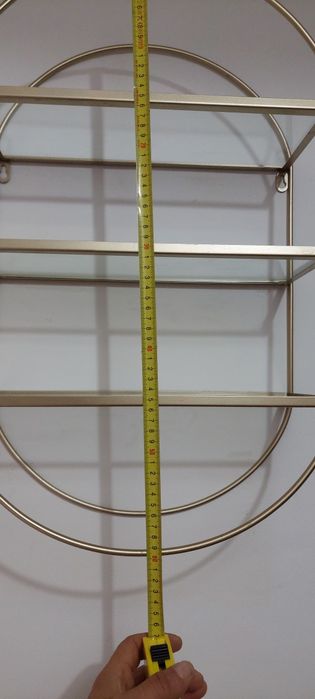 Etajera metalica cu rafturi din sticlă.