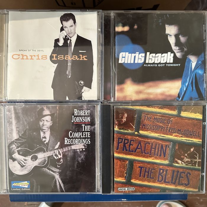 Компакт-диски с рок-музыкой