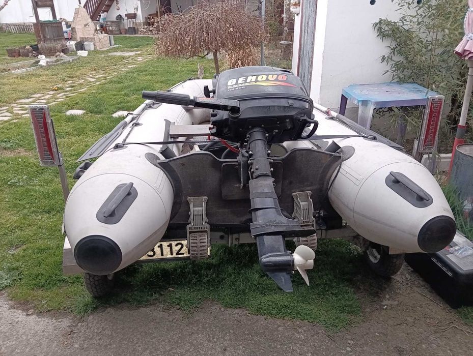 Риболовна лодка в комплект с колесар и сонар