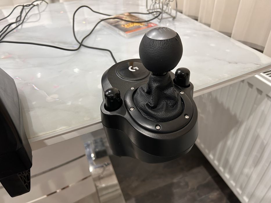 PS 4 pro 1TB + комплект G29 и 5 игри.