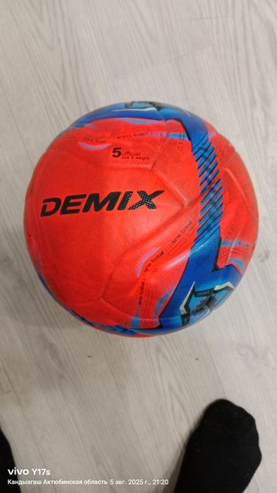 Футбольный мячь в