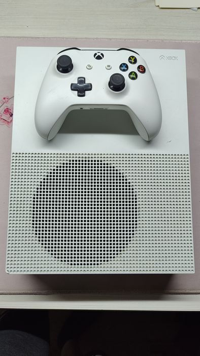 Xbox One S 1TB / 1 геймпад / 1 диск
