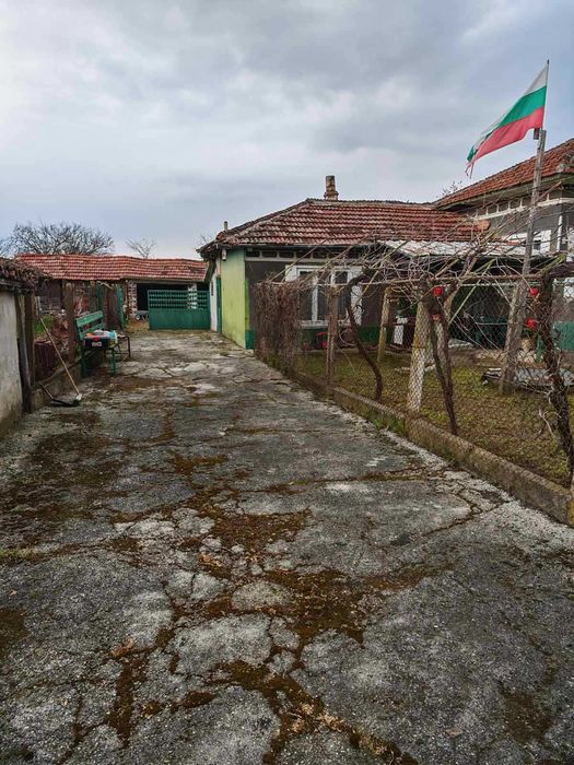 Продава  се къща.в село Срацимир