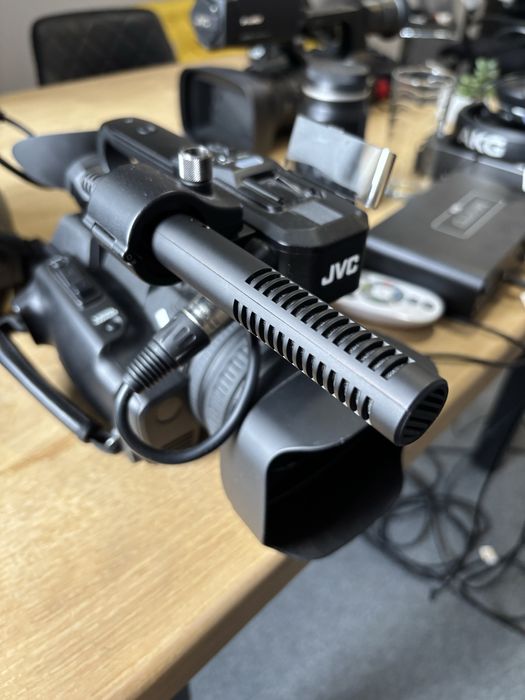 JVC GY-HM200E - cameră video + geantă