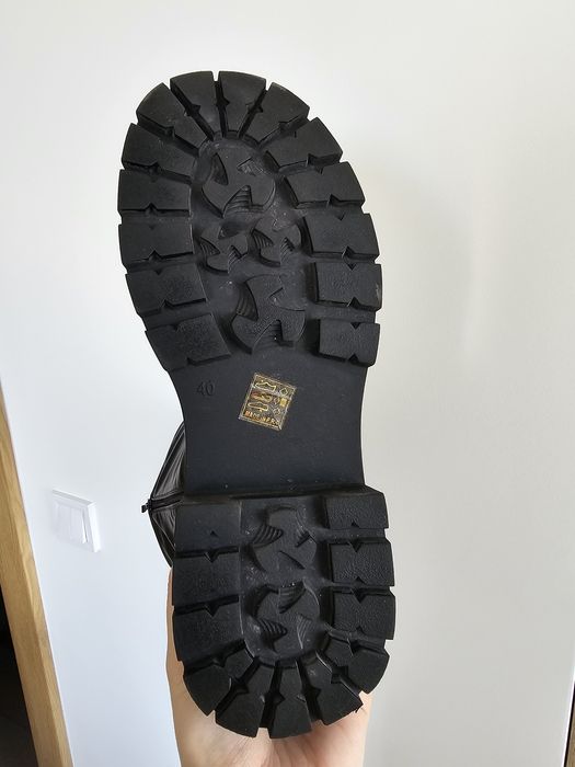 Обемни черни ботуши