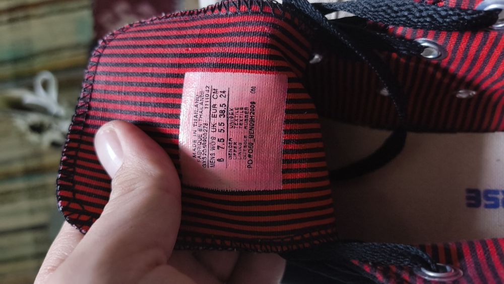 Converse negru cu vișiniu