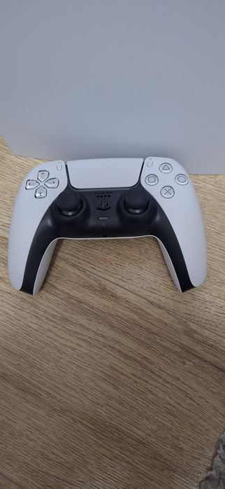 Play station 5 .