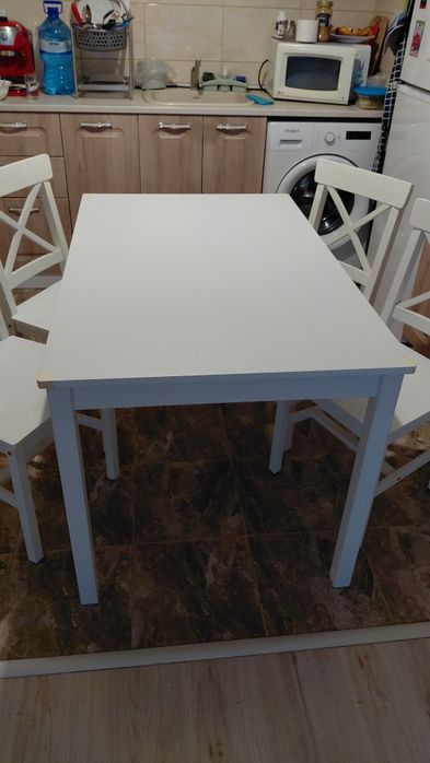 Дървена маса с четери стола.