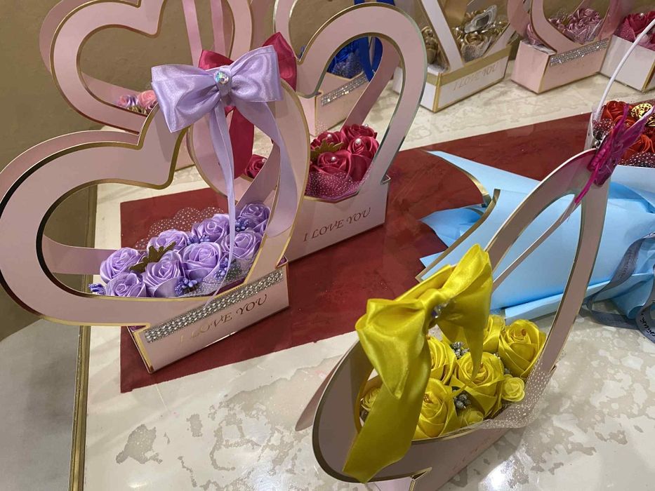 Ръчно изработени сатенени рози в кутия във формата на сърце