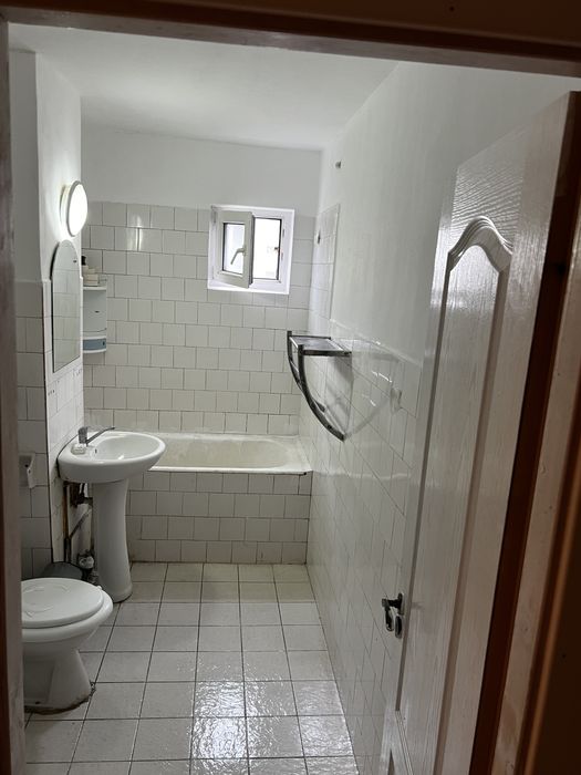 Inchiriez apartament 3 camere semi-decomandat