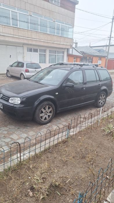 Vând golf Volkswagen benzina ,16,în stare bună distribuția schimbata