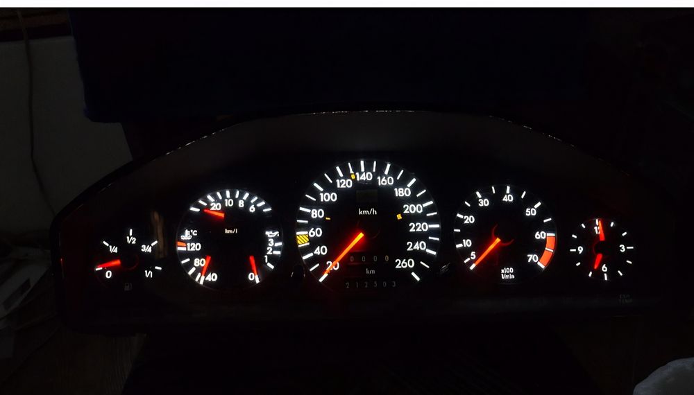Щиток приборов W140