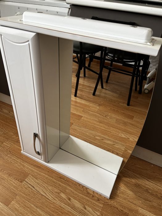 Навесной шкаф с зеркалом