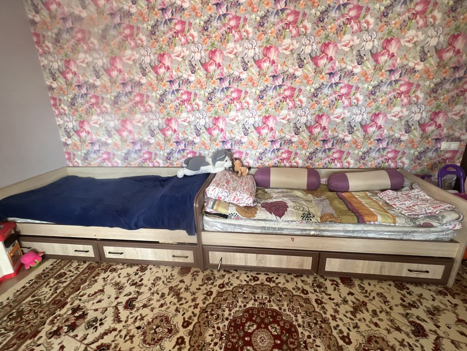 Шкаф и кровать , письменный стол.