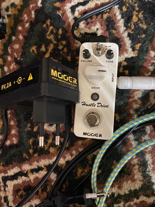 Электрогитара + комбоусилитель + педаль + аксессуары. Полный комплект!