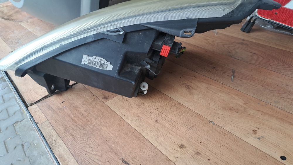 Оригинални фарове Citroen C3 десен Valeo