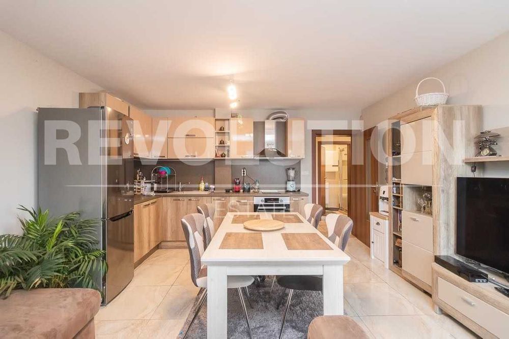 Луксозен тристаен апартамент в района на Конфуто/ Паркомясто в цената!