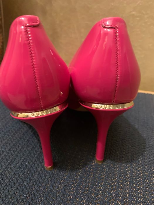 Розови лачени обувки Guess 37