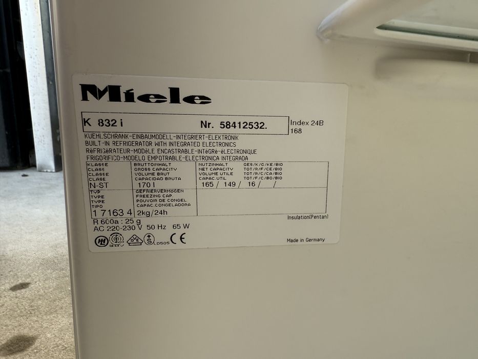 Хладилник за вграждане Миеле 102 см