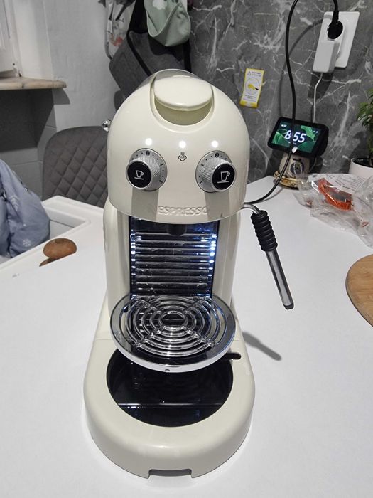Nespresso Maestria Cofee and milk