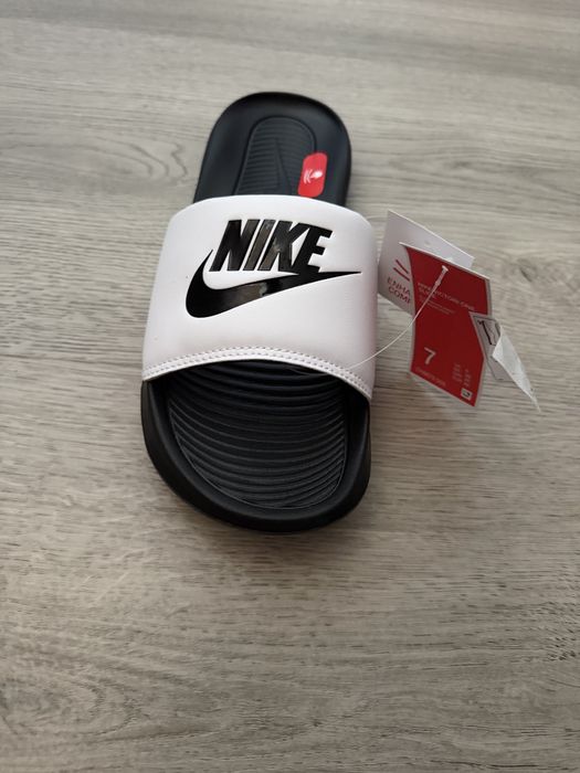 Slapi nike noi.