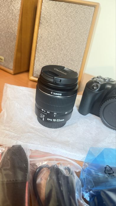 Aparat Foto DSLR Canon EOS 250D Kit 18-55mm III – Nou, Nefolosit (0 Cadre)