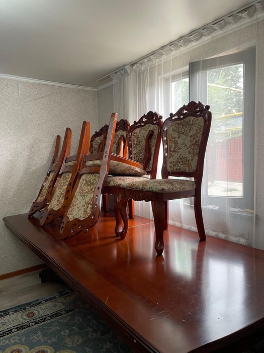Обеденный стол и стулья