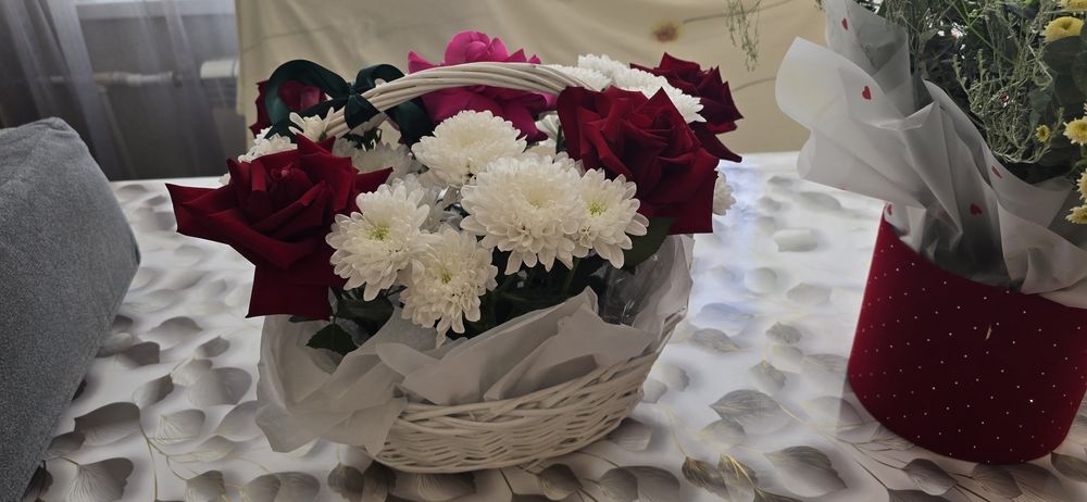 Свежие цветы в корзине, самовывоз