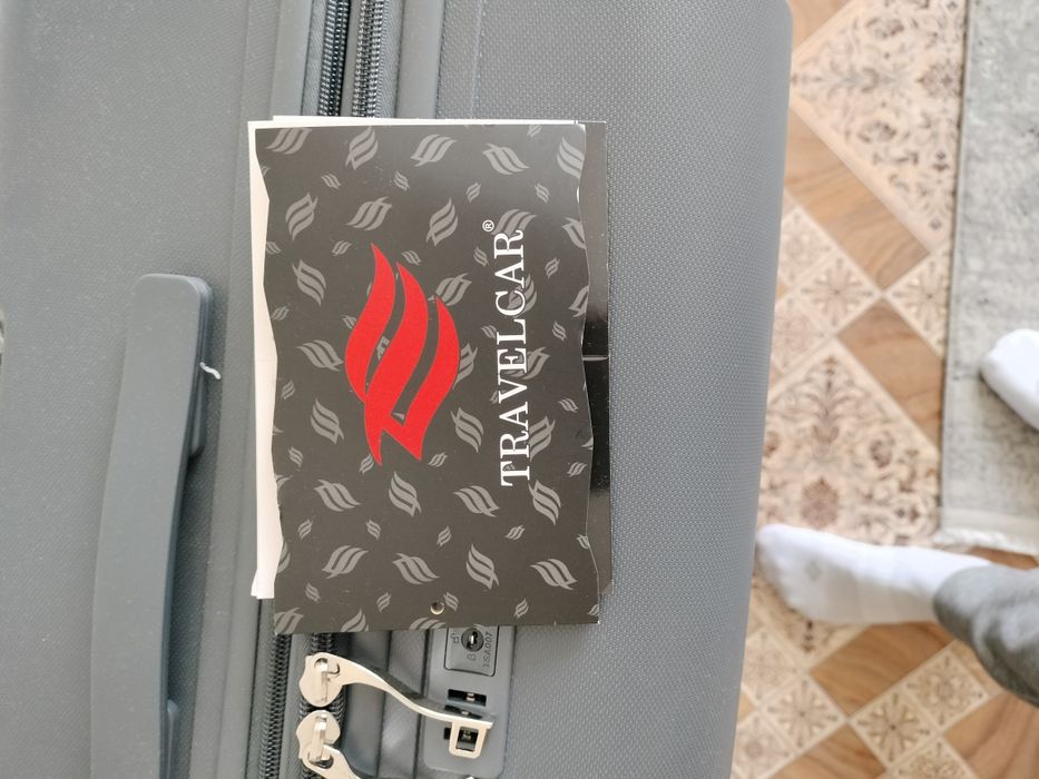 Продам чемодан на колёсах