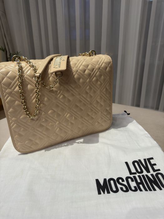 Кожена чанта на марката Love Moschino.