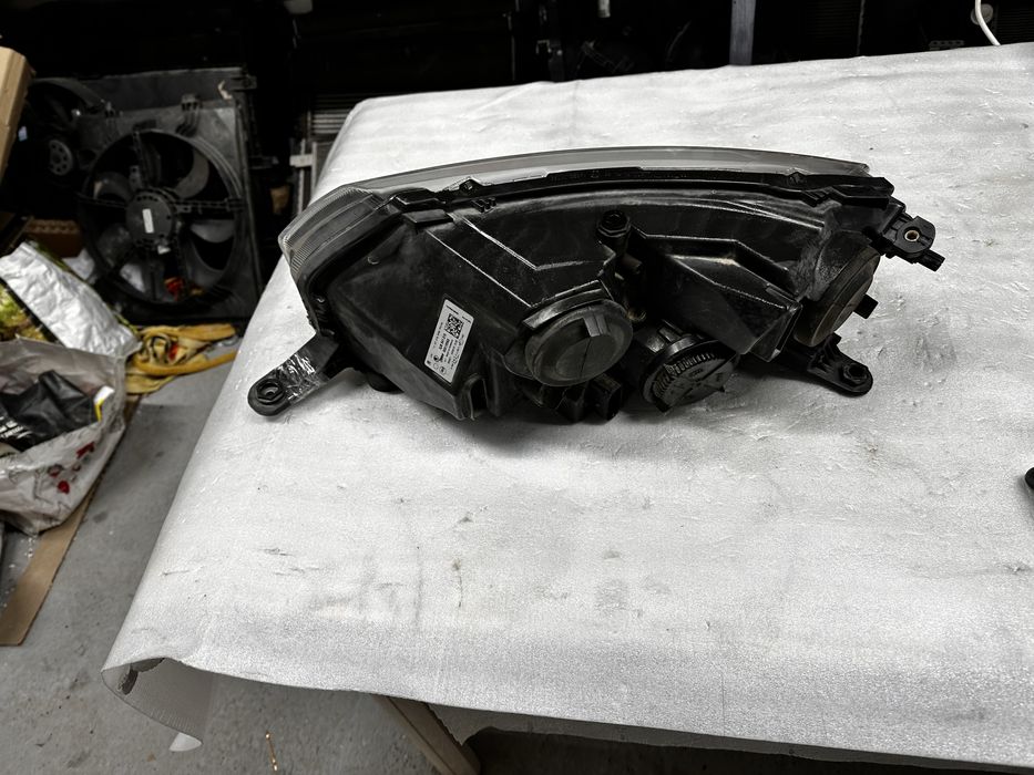 Far dreapta skoda rapid.