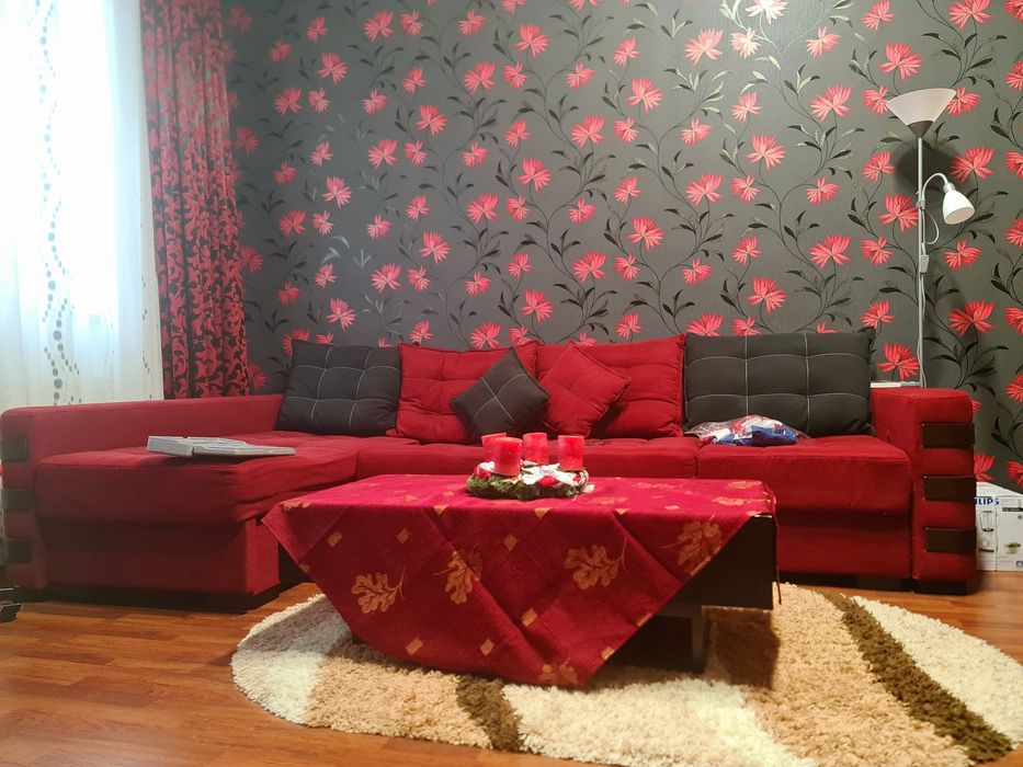 Colțar roșu pentru living