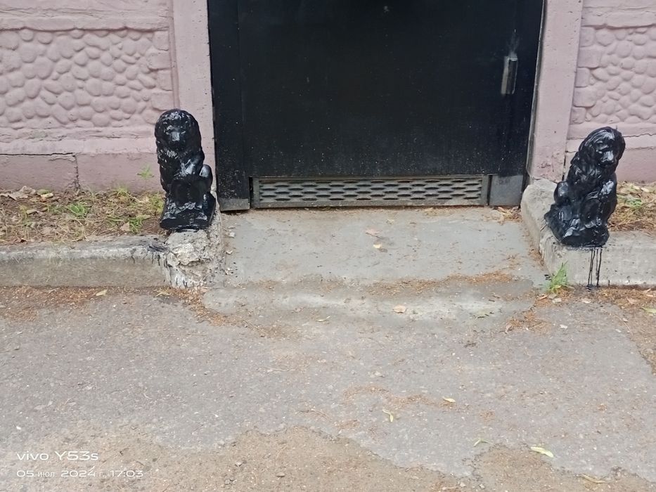 Скульптура льва.