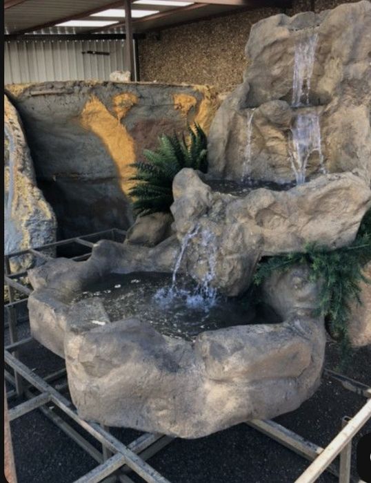 Декорация скала водопадом