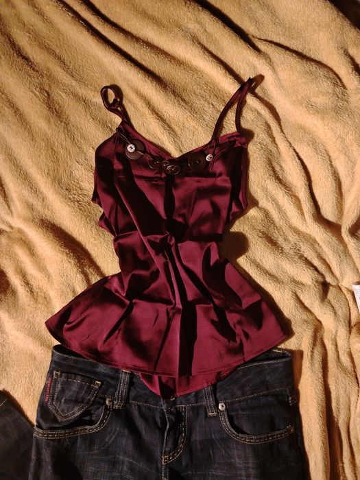 перфектният silky 2000s потник