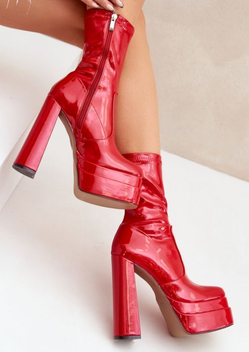 Червени лачени ботуши