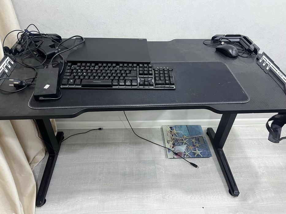 Продам компьютерный стол .