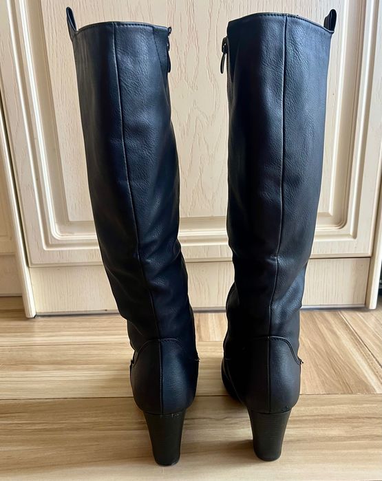 Дълги ботуши на ток